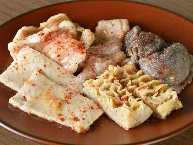 その日の厳選ホルモンを、いろいろと盛合せで満喫『ホルモン(白)盛り 2人前』