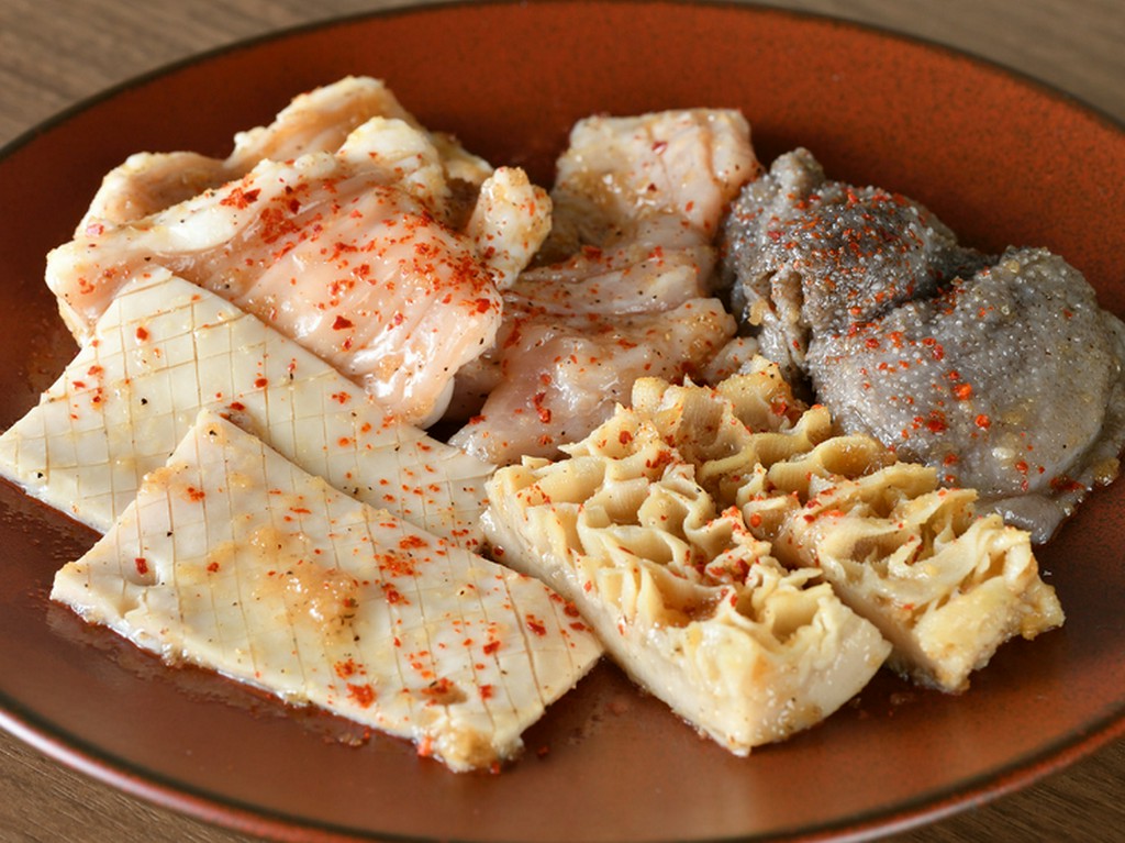 その日の厳選ホルモンを、いろいろと盛合せで満喫『ホルモン（白）盛り　2人前』