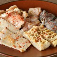 その日の厳選ホルモンを、いろいろと盛合せで満喫『ホルモン（白）盛り　2人前』