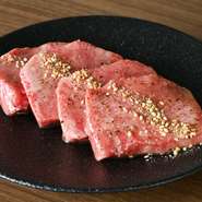 冷凍ではなく新鮮な牛タンを贅沢に使用し、特に旨みが凝縮されたタン元部分を提供しています。その柔らかくサクサクとした食感と、噛むごとに広がるジューシーな味わいは絶品。
