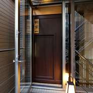 上階と続く階段を上ると出迎えてくれるのが、シンプルな木の扉と木の看板。最寄りの飯田橋駅からはアクセスがよいものの、建物の2階にあるため隠れ家的な雰囲気に包まれています。