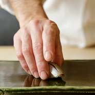 檜のカウンターを中心とした全8席の空間は、凜とした気品が漂います。一つずつ丁寧につくられる料理を味わい、心もお腹も満たされる時間はまさに至福。気心知れた友人や大切な人との会食に最適です。