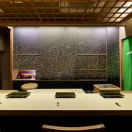 カウンターのみの店内は、一人でも気負わずに過ごせます。コースは一名からオーダー可能です。素材選びから完成まで、すべてにこだわり真心を尽くした至高の味わいをぜひ。