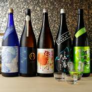 料理に合わせて楽しむ日本酒は8種類ほどが揃えられ、季節によりメニューが変わります。まずは店主自ら試飲してから、その時期ならではの銘柄をラインナップ。さまざまな酒器も、店主がセレクトしています。