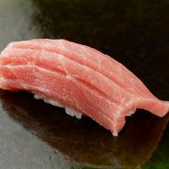 口の中でとろけ、濃厚な旨みを感じられる『中トロ』