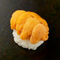 江戸前ならではの小ぶりなシャリの上に、たっぷりと輝く『ウニ』