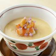 刺身の後に登場する『茶碗蒸し』も、店主のスペシャリテ。上品なだしのおいしさと食材が見事な掛け合いを生み出します。内側に秘められた旬の素材との出合いも楽しみの一つ。