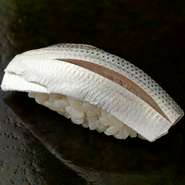 江戸前を代表するネタで、定番として愛される一貫です。塩の振りも酢漬けの時間も、コハダに合わせて都度変化。香りや旨み、ほんのりと感じる甘みなど、コハダの魅力が余すことなく引き出されています。