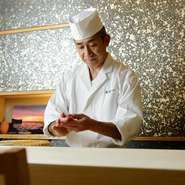 素材の買い付けから始まり目の前のゲストへ提供するまで、一切の妥協なく職人技をフルに活用。その上で、好みに合わせたおいしさを手掛け、訪れる人を満たせるよう努めています。