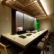 コースの始まりから終わりまで、常に続くおいしさを体感できる店。美しい所作や凜とした佇まいなど高級な雰囲気を感じつつも、おいしさに心もお腹も満たされ、充実したひと時を過ごせます。