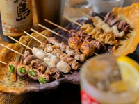 お酒のお供の定番『やきとり』。単品のほか、オススメ串5本のお得なセットもオーダーできます。