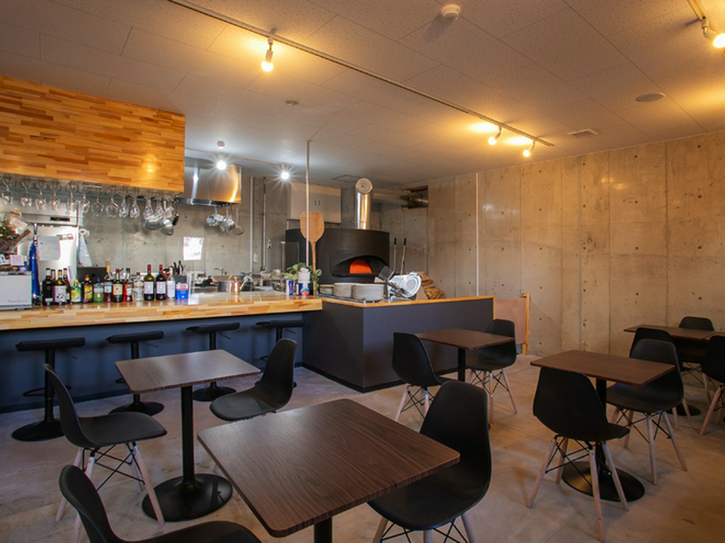 特製ピッツァと厳選ワイン。会話が尽きない女子会を満喫