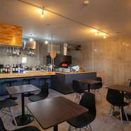 シンプルでオシャレな空間は、会話が尽きない女子会にピッタリです。厳選ワインを片手に、特製ピッツァをシェア。ママ友とのランチや女子会ディナーなどの利用にオススメです。