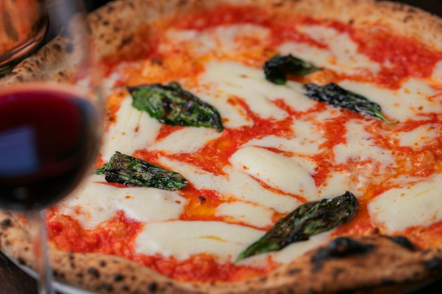 イタリアからの輸入食材にこだわった、薪窯で焼き上げるピッツァ