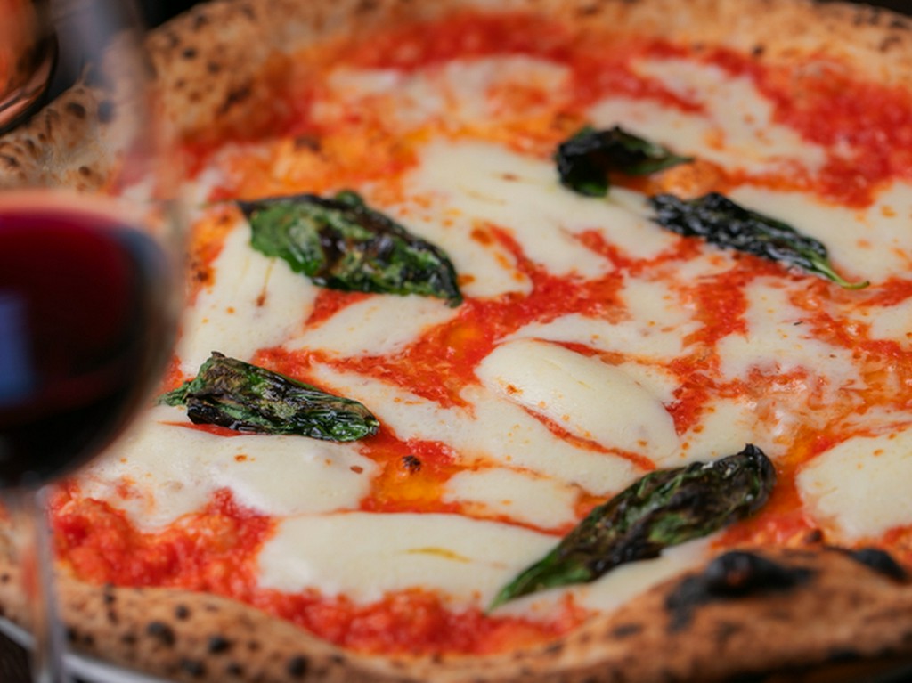 イタリアからの輸入食材にこだわった、薪窯で焼き上げるピッツァ