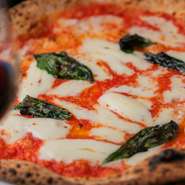 薪窯ならではの香ばしさが自慢のピッツァ。イタリアから直送される小麦粉を使用した自家製生地が魅力です。定番マルゲリータ・マリナーラ・クアトロフォルマッジに加え、季節のテイストも常時3種用意されています。