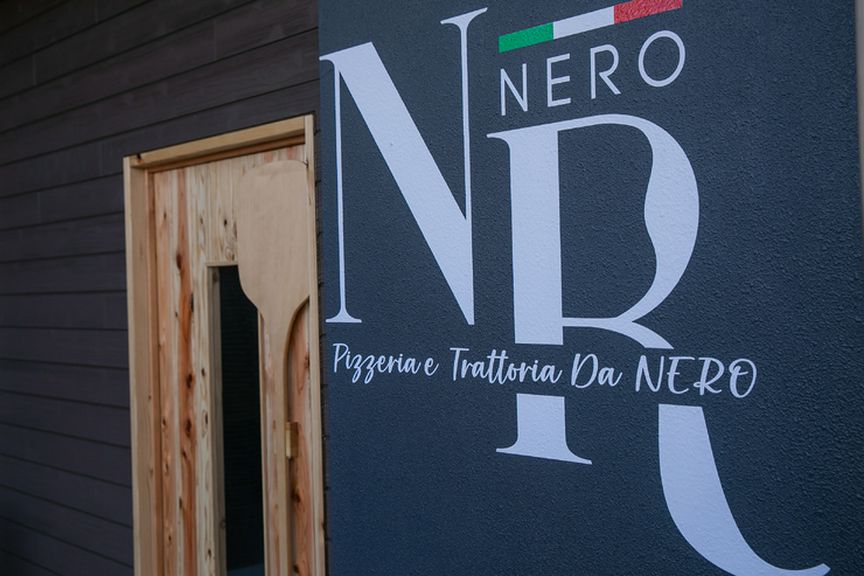 モノトーンでオシャレ。隠れ家的なナポリピッツァ専門店