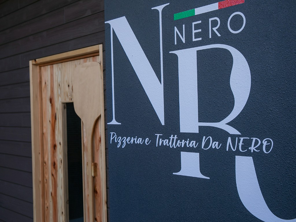 モノトーンでオシャレ。隠れ家的なナポリピッツァ専門店