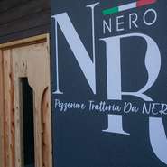 日赤通りから少し入った所にあるナポリピッツァ専門店。モノトーンでオシャレな隠れ家的な雰囲気です。木目調の扉を開けると、コンクリート打ちっぱなしの壁面が印象的な大人の空間です。