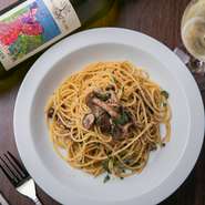 落ち着いた雰囲気の店内は、肩肘張らずにゆったりとできる空間。ピッツァやパスタなど、手づくりの味に心が満たされる一皿が、二人の思い出に残る時間を約束してくれます。