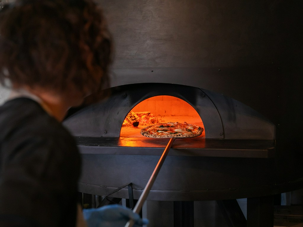 どの席からも薪窯が楽しめる、こだわりのキッチンスタイル