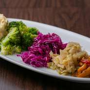 地元・福岡県産の新鮮野菜。契約農家から直接仕入れているので、鮮度バツグンです。春夏秋冬、季節ごとの恵みを盛り合わせにした一品で、ワインをはじめ、好みのお酒と共に舌鼓。