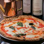 イタリア直送の小麦粉を使用した、本格的なおいしさが魅力の一品です。とろけるモッツァレラとトマトの酸味、バジルの香り。店内の薪窯で丁寧に焼きあげた、シンプルだからこそこだわりが際立つ人気メニューです。