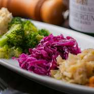 シェフのオススメ『野菜の前菜盛り合わせ』は、毎日仕入れる福岡県産の野菜をふんだんに使用。季節ごとに変わる食材で、フレッシュなおいしさを詰め込んだこだわりの一皿です。