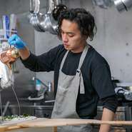 「訪れたゲストと楽しく会話を楽しんでいます」と語る田畑氏。“また来たい”と思える、楽しげな雰囲気に包まれたアットホームな空間です。ピザはバリエーションも多彩で、好みのお酒と共に楽しめます。