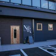 福岡市南区大楠、8階建てマンションの1階にあるのが【PIZZERIA E TRATTORIA DA Nero】です。薪窯で焼き上げるナポリピッツァ専門店。非日常の空間で、シェフ自慢の本格的ピッツァを堪能できます。