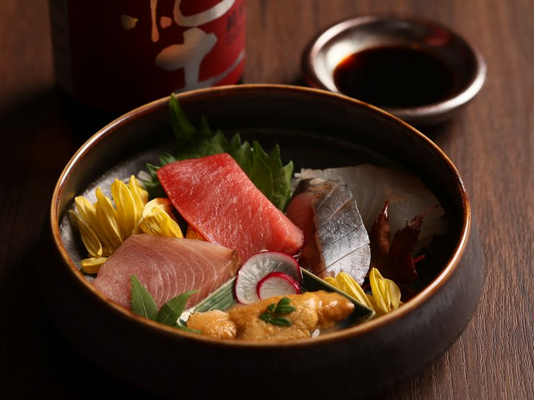 店の料理とのペアリングが楽しい日本酒やワインが充実！