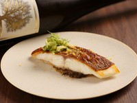 その日のオススメの鮮魚の持ち味が活きる一皿に仕上げて提供。写真の例は『鯛のポワレ』。