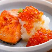 宮城県産の金華銀鮭を使用したこだわりの一品です。ふっくらした銀鮭の身と、ぷりっぷりのいくら。豊かな三陸の海が生んだ、とろけるような食感とあまい食わいが特徴です。