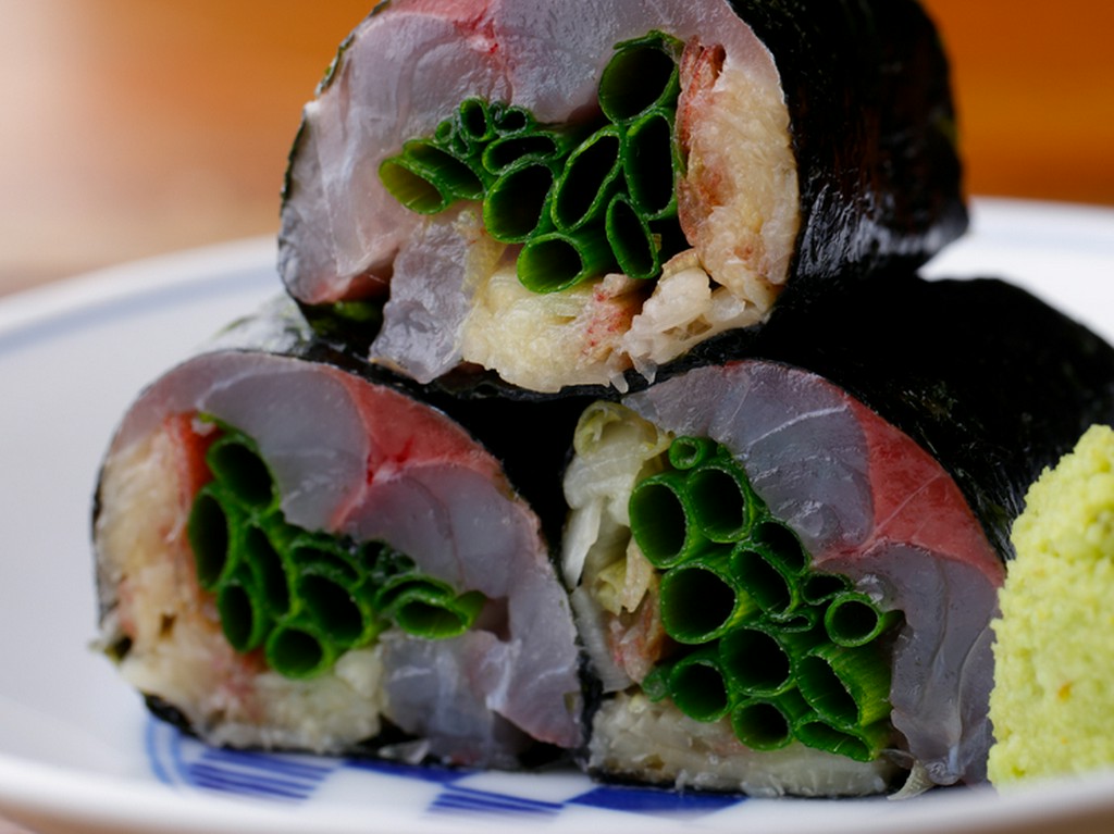 好みのお酒のツマミに。石巻から直送された鮮度バツグンの鯵を使用『鯵の薬味巻き』