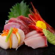 料理で使われるのは、石巻近海で水揚げされた新鮮な魚介類。生産者との信頼関係を大事にしているので、より良いものが直送されます。春夏秋冬、海の幸の味覚を楽しめます。