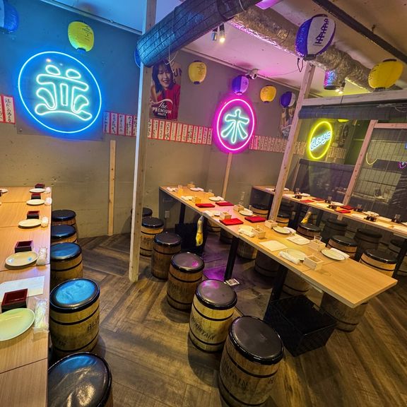 ネオンが煌めく洋風酒場は、普段のデートに最適