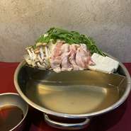 個性豊かな居酒屋メニューは、幅広いニーズに応えてくれます。メイン料理を食べ放題で楽しめるコース料理も必見。鉄板焼き鶏、鶏ギョプサル、2色の鍋と、好きなメインで贅沢な宴会を楽しめます。