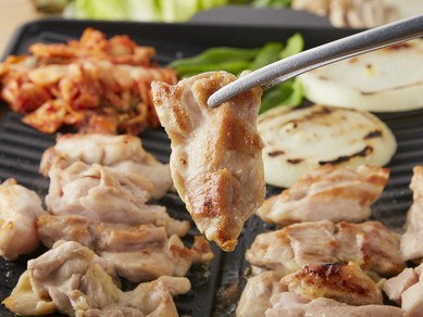 カジュアルに鶏を楽しむ『名物鶏の鉄板焼き』