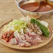 追加具材
・鶏モモ／鶏むね330円
・餃子／ニラ／しめじ165円
・白菜／うどん／チーズ／キムチ220円
・豆腐110円
・追加雑炊セット275円
・追い出汁サービス0円