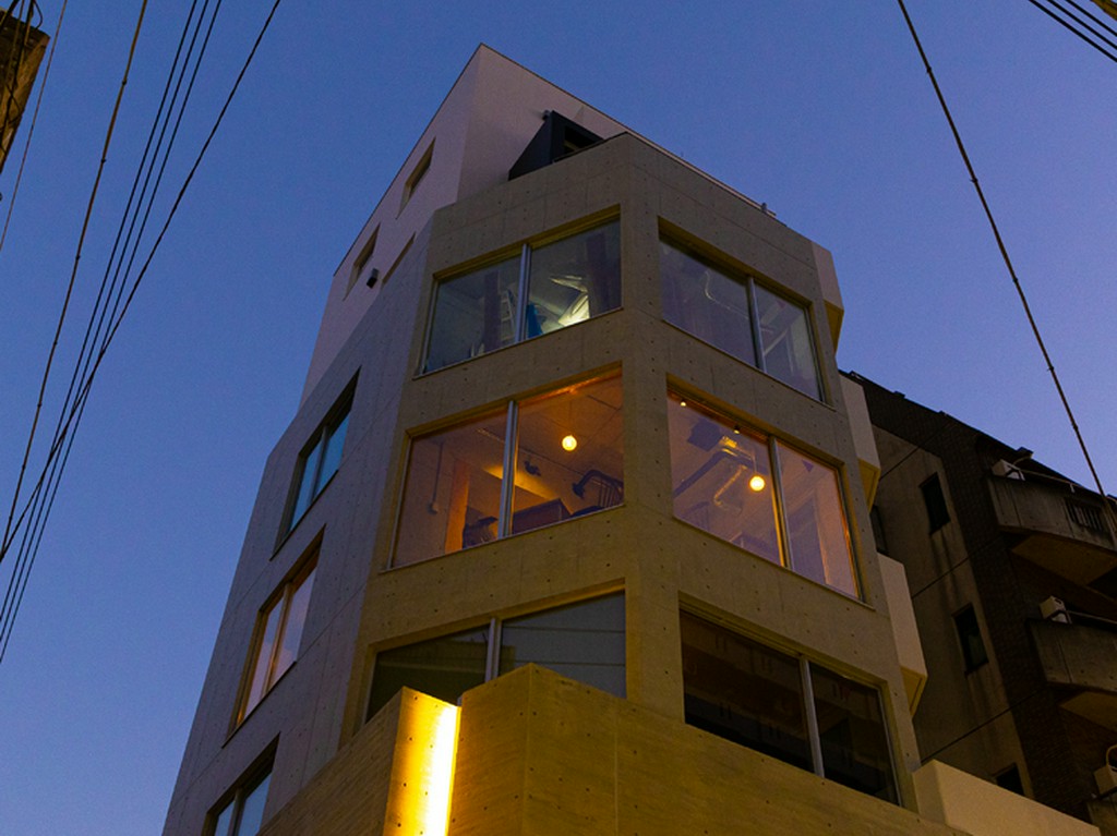 隠れ家的な雰囲気が漂う、4階に佇む大人のオアシス