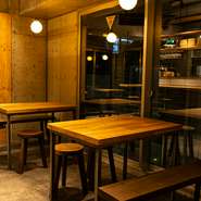 時間を忘れ、まるで自宅のようなくつろぎを感じられるオシャレな料理店です。グループでも過ごしやすい心地よいテーブル席で、おいしい料理を味わいながらリラックス。