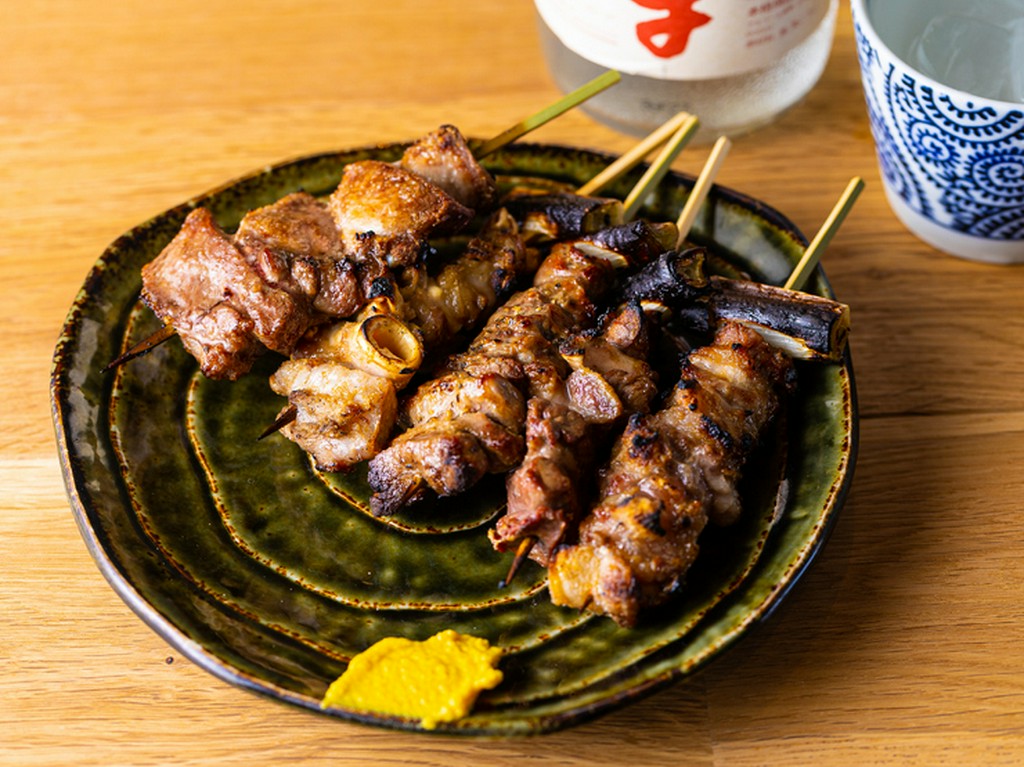 鮮度抜群＆バラエティー豊かな部位を楽しめる『もつ焼き』