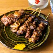 炭火でシンプルに焼くもつは、不動の人気。おいしさの秘訣は、日々鮮度にこだわり買い付けているから。新鮮さを活かしサクッと焼き上げます。少し焦がしたタレもまた格別な味わいです。