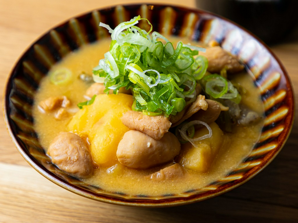 初めての方にもリピーターにも大好評な看板メニュー『もつ煮込み　大』