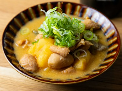 初めての方にもリピーターにも大好評な看板メニュー『もつ煮込み　大』