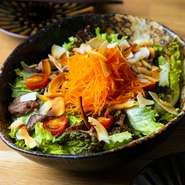 肉のせサラダが好きな店主のアイデアから生まれた一皿です。季節のお野菜とハラミ肉を豪快にON。爽やかなドレッシングの風味に食欲がそそられ、ボリューム満点ながらもあっという間に完食できてしまいます。