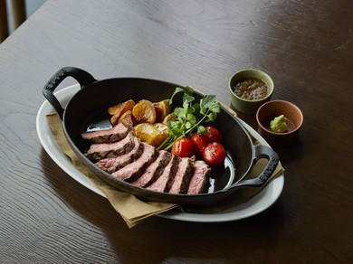 黒毛和牛もも肉のステーキ（from TOKYO COWBOY）　w／おろし醤油、わさび