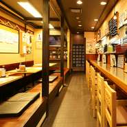店内は木目を基調とした、親しみやすい印象。くつろぎの空間でのんびりと旬を満喫できます。価格帯もリーズナブルなため、友人とのいつもの集合場所にもぴったりなお店です。