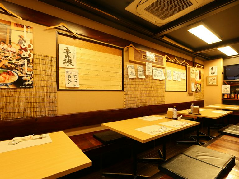 落ちついた空間でしみじみ一杯。当日オススメの日本酒も必見