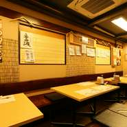 落ちついた空間でしみじみと一杯。日本酒派にもオススメできる一軒です。店内では当日オススメの日本酒メニューも紹介中。旬の魚と楽しみたい、飲み頃の日本酒をお見逃しなく。